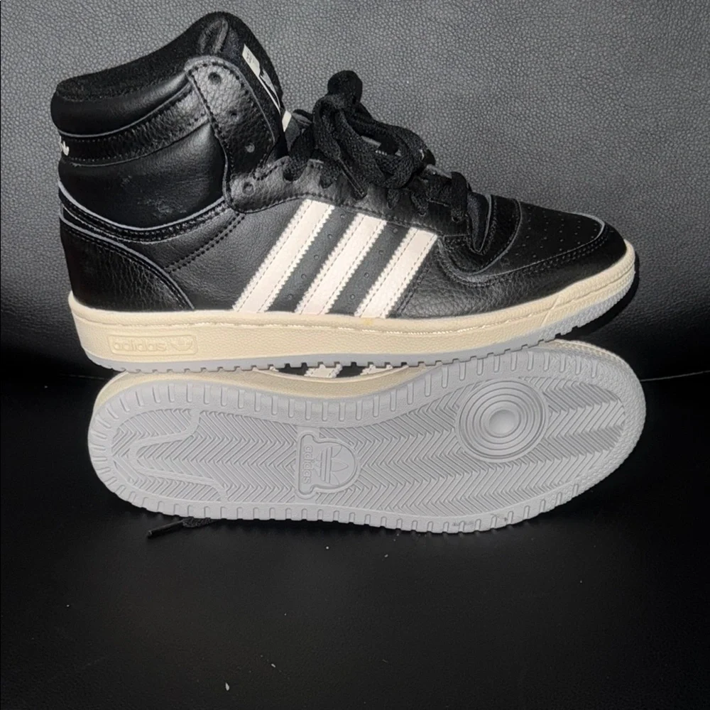 Adidas Black and White Sneakers Classic‎ Low-Top Design
